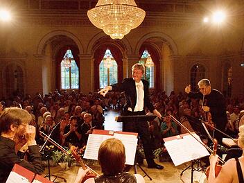 Applaus für die Musiker: Dirigent Johannes Moesus stellt nach dem Konzert den Einsatz eines Orchestermitglieds heraus. Foto: Kerstin Junker