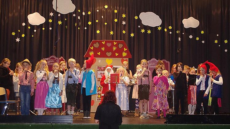 Die Kinder sangen "Stille, stille", begleitet von Flötenklängen.  Foto: Heike Schülein