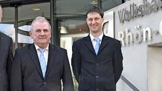 Auf dem Foto (von links): Reiner Türk, Vorstandsvorsitzender, Kurt Schliesser und Stefan Heurung, Gesamtbetriebsratsvorsitzender.  Foto: PR