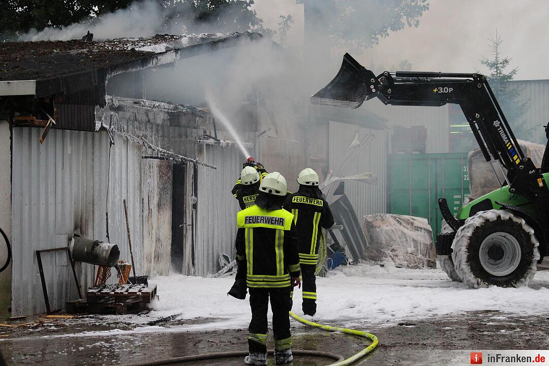 Lagerhalle in Hersbruck vollstaendig ausgebrannt