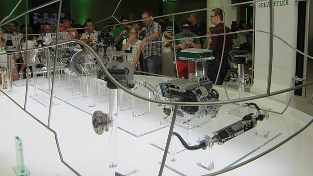 Anschauungsunterricht am konkreten Objekt: Im sogenannten GlassCar wird gezeigt, welche Bauteile in einem modernen Auto alle von der Firma Schaeffler stammen. Fotos: Filiz Mailhammer