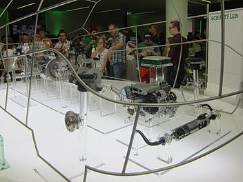 Anschauungsunterricht am konkreten Objekt: Im sogenannten GlassCar wird gezeigt, welche Bauteile in einem modernen Auto alle von der Firma Schaeffler stammen. Fotos: Filiz Mailhammer