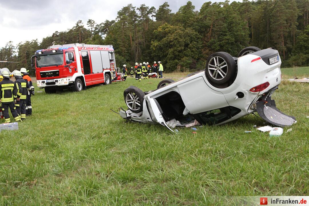 Pkw landet bei Kemmathen auf dem Dach