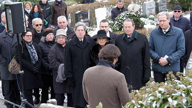 Auf dem Friedhof erinnerten Weggef&auml;hrten und B&uuml;rgermeister Herman Hacker (rechts, vorne) an das Wirken von Georg Schaeffler.  Foto: Richard S&auml;nger
