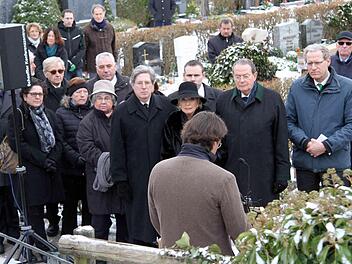 Auf dem Friedhof erinnerten Weggefährten und Bürgermeister Herman Hacker (rechts, vorne) an das Wirken von Georg Schaeffler.  Foto: Richard Sänger