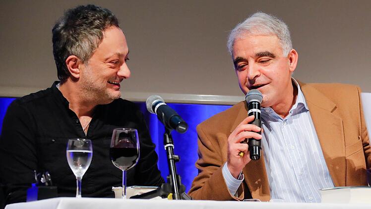 Feridun Zaimoglu (li.) und Moderator Nevfel Cumart beim Bamberger Literaturfestival Fotos: Matthias Hoch