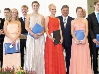 Abschlussbild mit den Jahrgangsbesten. Rechts Schulleiter und Oberstudiendirektor Horst Pfadenhauer.