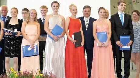 Abschlussbild mit den Jahrgangsbesten. Rechts Schulleiter und Oberstudiendirektor Horst Pfadenhauer.