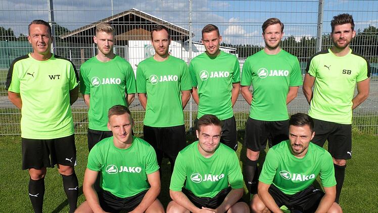 Die Neuzugänge mit (l.) Trainer Werner Thomas (hinten, v. l.): Michael Hamacher, André Haack, Levin Pauli, Carsten Hahn und Co-Trainer Sebastian Brand sowie (vorne, v. l.) Hannes Greef, Fabian Möckel und Alexander Günther. Foto: Werner Reißaus