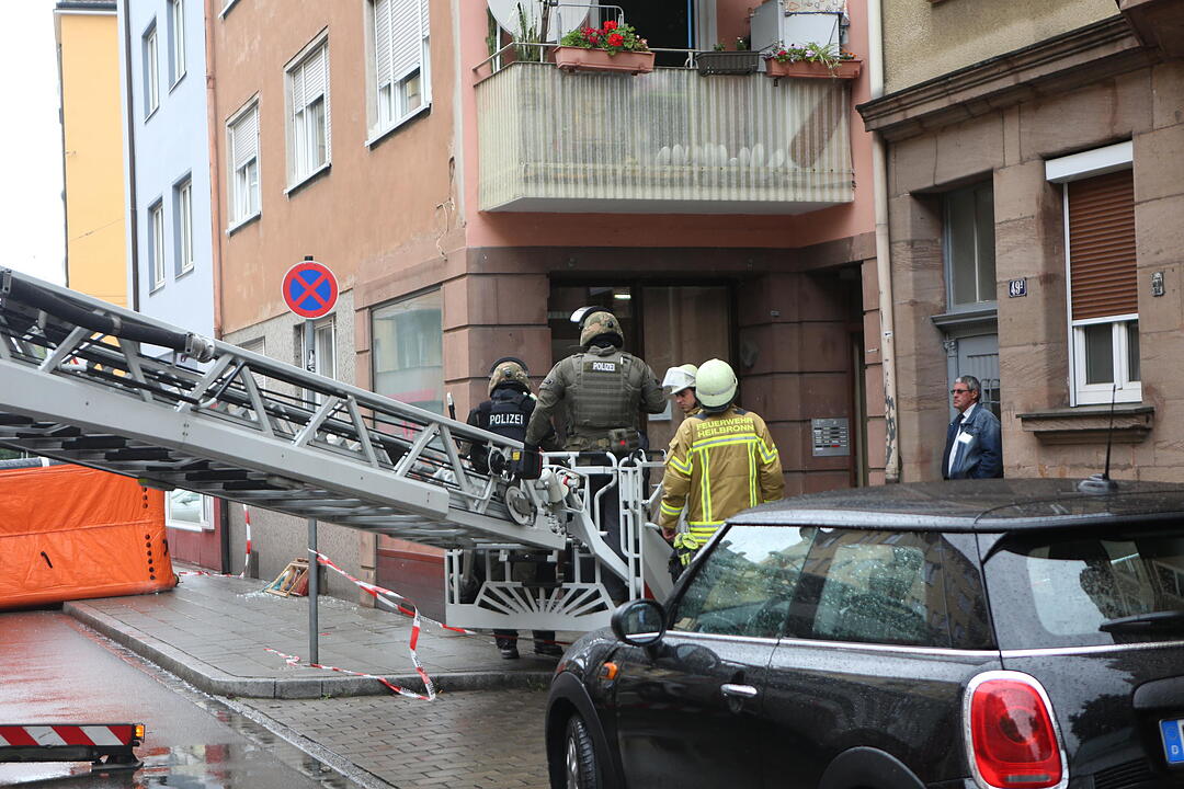 Eine 49-Jährige hat in der Nürnberger Südstadt einen SEK-Einsatz ausgelöst. Sie ging auf Mitbewohner los und war dann Gegenstände aus dem Fenster.