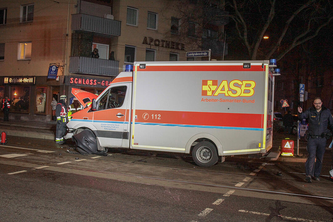 Nürnberg: Rettungswagen kollidiert bei Einsatzfahrt mit Auto – zwei Verletzte