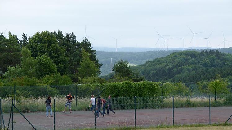 Blick auf den Sportplatz und in die Weite, die sich von der Spitzedes Marienberges eröffnet.