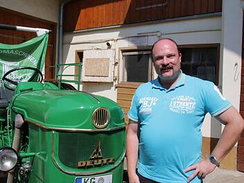 Klaus Kippes mit seinem alten Deutz. Foto: Ralf Ruppert