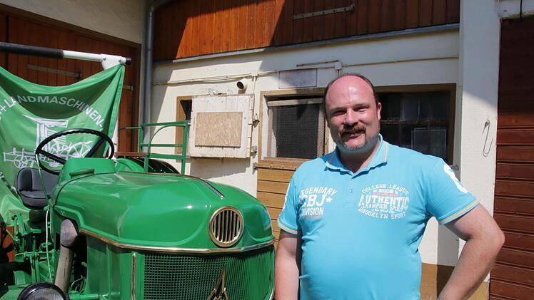 Klaus Kippes mit seinem alten Deutz. Foto: Ralf Ruppert