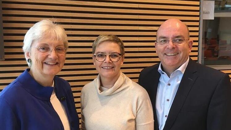 Sabine Dittmar bleibt gesundheitspolitische Sprecherin der SPD-Fraktion im Bundestag. Sie wurde ebenso wie ihre Stellvertreter Heike Baehrens (links) und Dr. Egon Franke (rechts) bestätigt und erneut in den Fraktionsvorstand gewählt.  Foto: Michael Frank