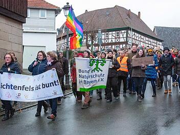 "Unser Landkreis Lichtenfels ist bunt" lautete das Motto der Prozession zum Treffpunkt der AfD.  Fotos: Klaus Gagel