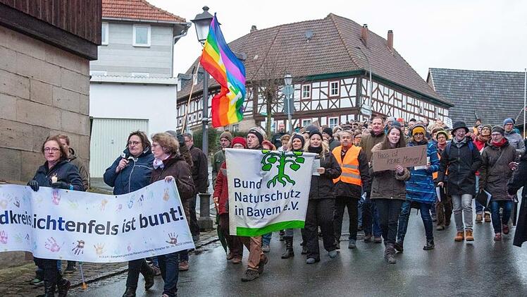 "Unser Landkreis Lichtenfels ist bunt" lautete das Motto der Prozession zum Treffpunkt der AfD.  Fotos: Klaus Gagel