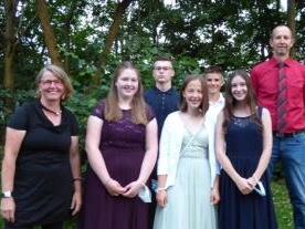 Die Jahrgangsbesten mit Klasslehrerin Christine Kleinhenz (von links), Felizitas Braun, Daniel Schneider, Pauline Gessner, Noah Schmitt, Leonie Köhler und Rektor Georg Göbel.