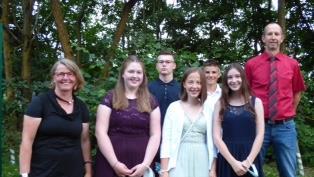 Die Jahrgangsbesten mit Klasslehrerin Christine Kleinhenz (von links), Felizitas Braun, Daniel Schneider, Pauline Gessner, Noah Schmitt, Leonie Köhler und Rektor Georg Göbel.