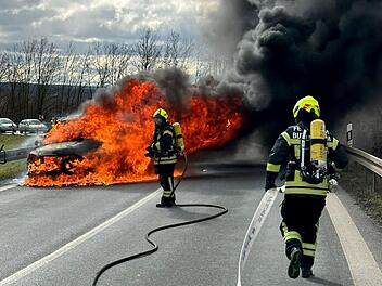 A73 bei Buttenheim: Feuerwehr muss brennendes Auto löschen
