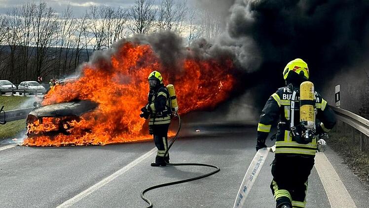 A73 bei Buttenheim: Feuerwehr muss brennendes Auto auf löschen