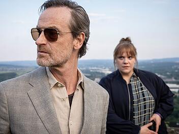 Ja, er ist es wirklich: Kommissar Peter Faber (Jörg Hartmann) muss sich aus Gründen, die nicht verraten werden dürfen, im "Tatort: Abstellgleis" einem Umstyling unterziehen. Auch Kollegin Rosa Herzog (Stefanie Reinsperger) staunt ein bisschen.