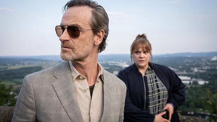 Ja, er ist es wirklich: Kommissar Peter Faber (Jörg Hartmann) muss sich aus Gründen, die nicht verraten werden dürfen, im "Tatort: Abstellgleis" einem Umstyling unterziehen. Auch Kollegin Rosa Herzog (Stefanie Reinsperger) staunt ein bisschen.