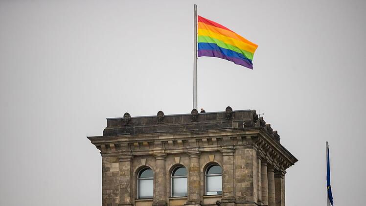 Regenbogenfahne auf dem Reichstagsgeb&auml;ude