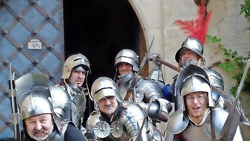 Die &bdquo;Baieruther Katzbalgerey&ldquo; gibt vor der Burg Einblick in die Zeit und das Leben des Sp&auml;tmittelalters.
