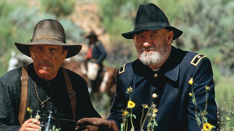 Wohl wissend, dass er keiner gerechten Sache dient, verfolgt General Crook (Gene Hackman, rechts) mit Hilfe des F&auml;hrtenlesers Al Sieber (Robert Duvall) den unbeugsamen Geronimo und seine letzten Krieger.