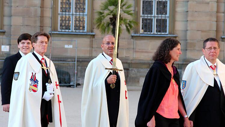 Die Schwerter werden stolz vor dem Körper gehalten.