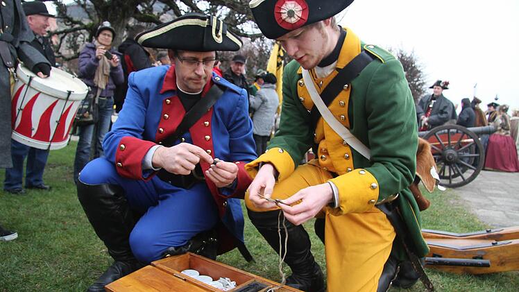 Markus Fischer-Weiß und Dominicus Ludwig bereiten alles vor, um das Geschoss zu zünden.