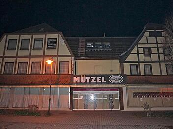 Das Kaufhaus Mützel in Euerdorf: Hier sollen die Lichter bald wieder angehen. In der jüngsten Gemeinderatssitzung wurde über die gewünschten Werbeschilder, Planen und Tafeln diskutiert.  Foto: Gerd Schaar