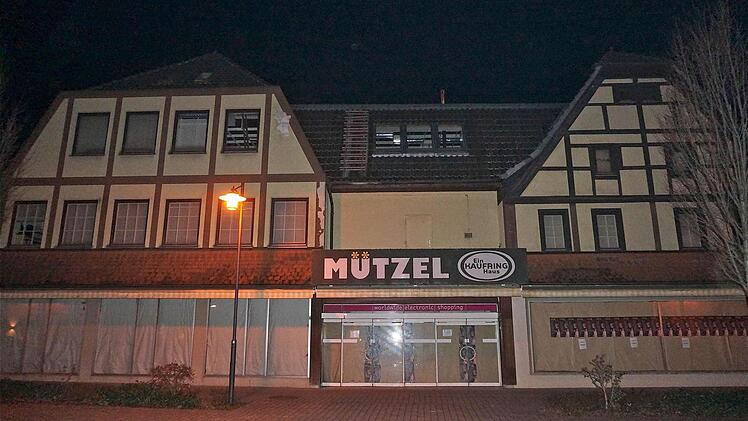 Das Kaufhaus Mützel in Euerdorf: Hier sollen die Lichter bald wieder angehen. In der jüngsten Gemeinderatssitzung wurde über die gewünschten Werbeschilder, Planen und Tafeln diskutiert.  Foto: Gerd Schaar