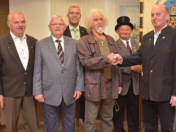 Der geehrte Reinhard (Tui) Schmitt (Dritter von rechts) mit Hermann Henniger (stellvertretender Kreisvorsitzender), Willi Rentsch (Ehrenkreisvorsitzender), Bürgermeister Timo Ehrhardt, Georg Ziegler (Fähnrich) und Baptist Vetter (Kreisvorsitzender Feldgeschworenenvereinigung Landkreis Kronach)  Foto: Karl-Heinz Hofmann