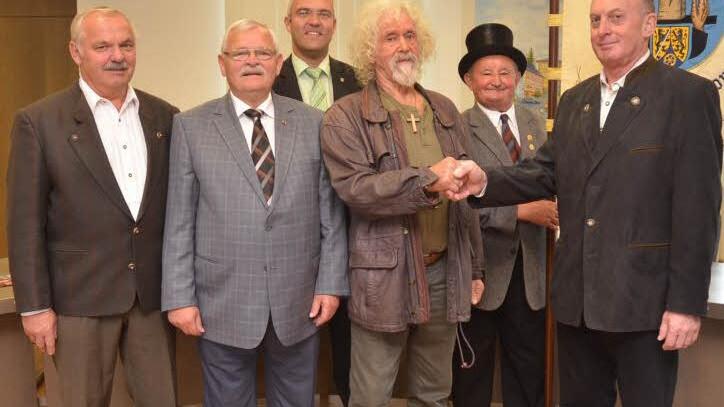 Der geehrte Reinhard (Tui) Schmitt (Dritter von rechts) mit Hermann Henniger (stellvertretender Kreisvorsitzender), Willi Rentsch (Ehrenkreisvorsitzender), Bürgermeister Timo Ehrhardt, Georg Ziegler (Fähnrich) und Baptist Vetter (Kreisvorsitzender Feldgeschworenenvereinigung Landkreis Kronach)  Foto: Karl-Heinz Hofmann