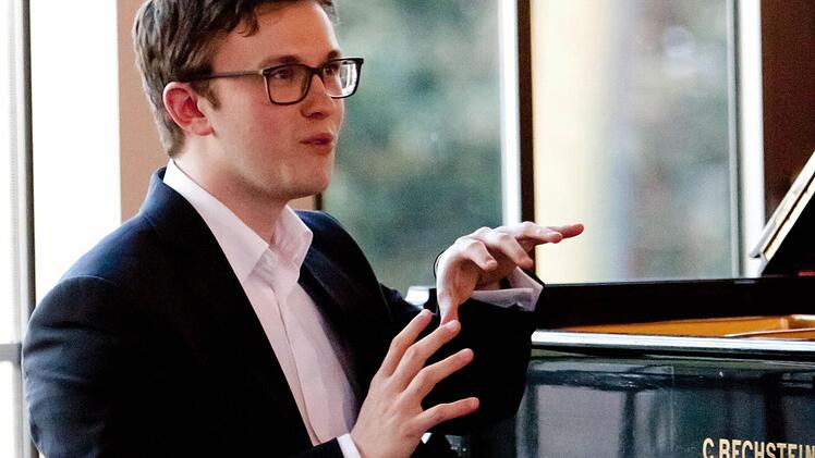 Frank Dupree überzeugte bei seinem Coburg-Gastspiel im Haus Contakt auch als engagierter Musik-Erklärer.Foto: Jochen Berger