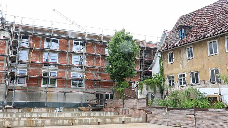 Der Neubau Kuhgasse und das alte Haus am Säumarkt. Die Wohnbau will die Sanierung bald in Angriff nehmen.