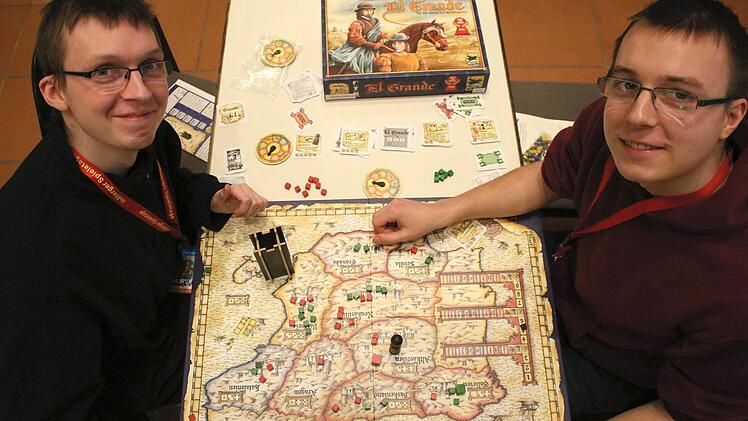 Alles ist aufgebaut, es kann losgehen! Die beiden Brüder Benedikt (links) und Ludwig Wolf aus Haßfurt bei "El Grande" - dem "Spiel des Jahres" 1996.