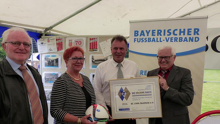Edgar Hedrich (rechts) überreichte mit der Goldenen Raute die höchste Auszeichnung des Bayerischen Fußballverbandes an die Verantwortlichen des SC Stettfeld, Waldemar Riegel, Christa Markert und Vorstand Stefan Riegel (von links). Fotos: Christian Ziegler