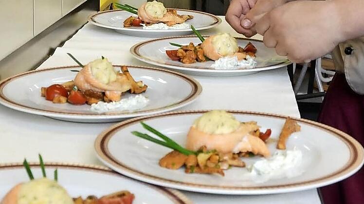 Jeder Handgriff sitzt: Die begehrten Auszeichnungen motivieren alle Mitarbeiter, von der Küche bis zum Service. Symbolbild: Peter Rauch