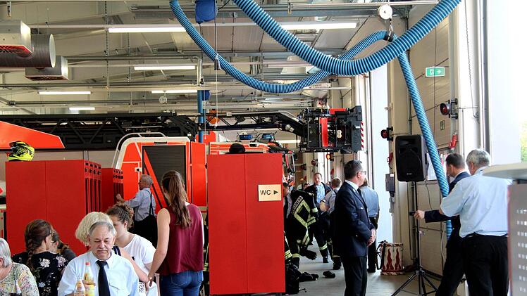 Die Feuerwehrleute eilten zu den Spinden um auszurücken