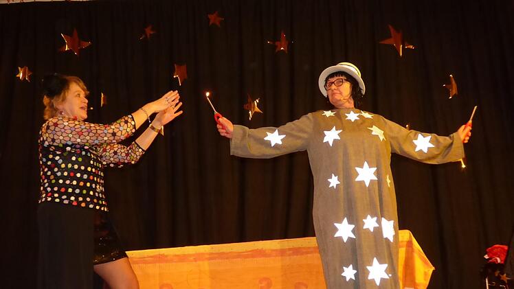 Magie mit "Frau Peppo" (Maria Neuner) und "Frau Rott" (Carola Kuhn). Foto: Thomas Weichert
