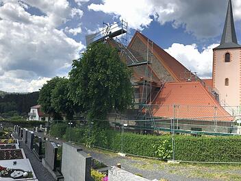 Die Kirche in Oberbach ist zur Zeit eingerüstet. Foto: Sebastian Schmitt
