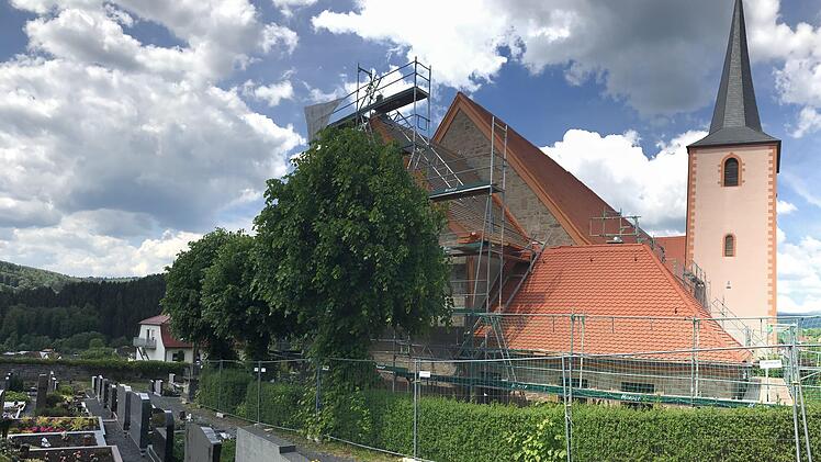Die Kirche in Oberbach ist zur Zeit eingerüstet. Foto: Sebastian Schmitt