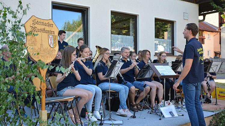 Die Steinacher Musikanten unter der Leitung von Bernd Borst sorgten beim Saale-Musicum in Nickersfelden für  Stimmung.Björn Hein