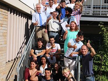 Die Berufsintegrationsklasse verlässt die Staatliche Berufsschule. Lehrer und Schüler schauen optimistisch in die Zukunft. Foto: Burkhardt