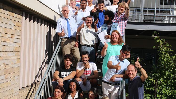 Die Berufsintegrationsklasse verlässt die Staatliche Berufsschule. Lehrer und Schüler schauen optimistisch in die Zukunft. Foto: Burkhardt
