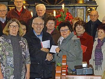 600 Euro nahm Sigrid Daum (Mitte, rechts) für die Kulmbacher Nepalhilfe entgegen.  Foto: privat