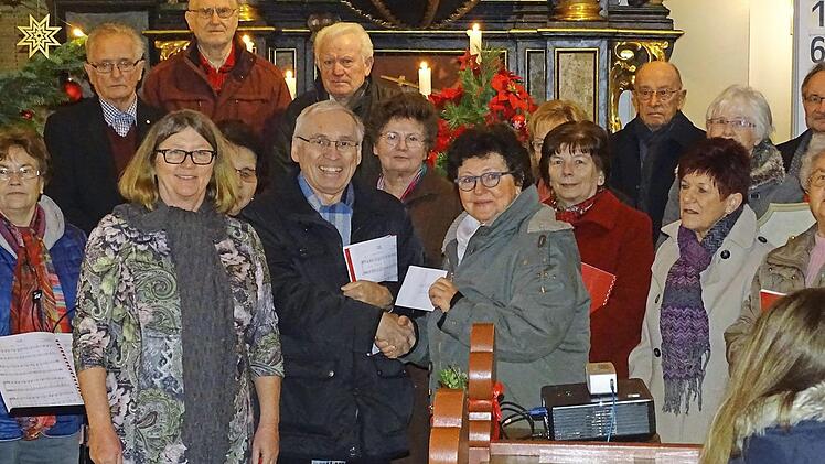 600 Euro nahm Sigrid Daum (Mitte, rechts) für die Kulmbacher Nepalhilfe entgegen.  Foto: privat